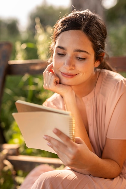 ノートを読むミディアムショットの女性