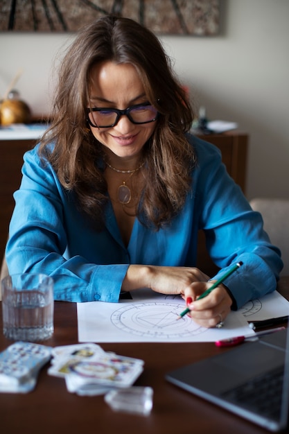 Foto gratuita tarocchi della lettura della donna del colpo medio