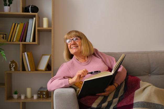 Foto gratuita lettura della donna del colpo medio con il magnifier