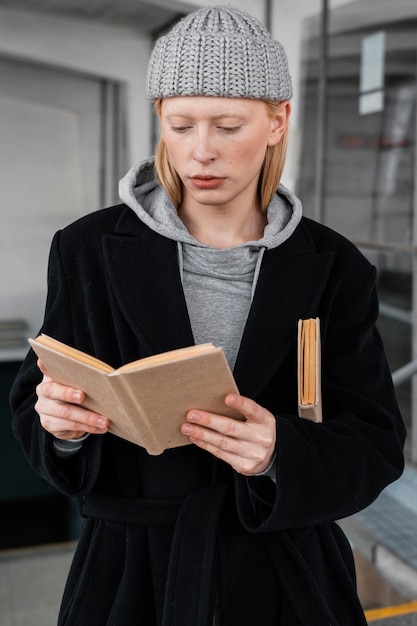 Foto gratuita lettura della donna del colpo medio