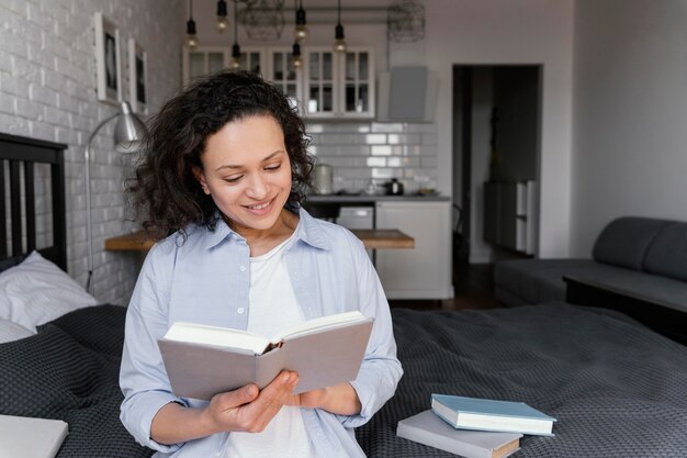 Medium shot woman reading