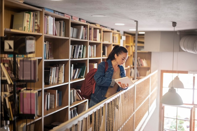 ミディアムショットの女性の読書