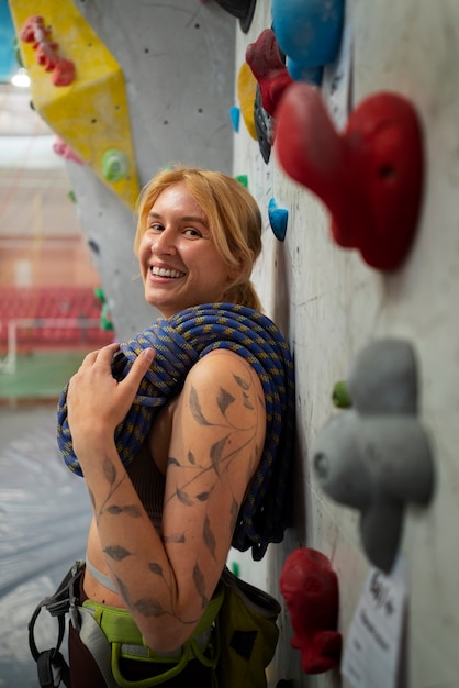 Foto gratuita donna del colpo medio pronta a scalare la parete