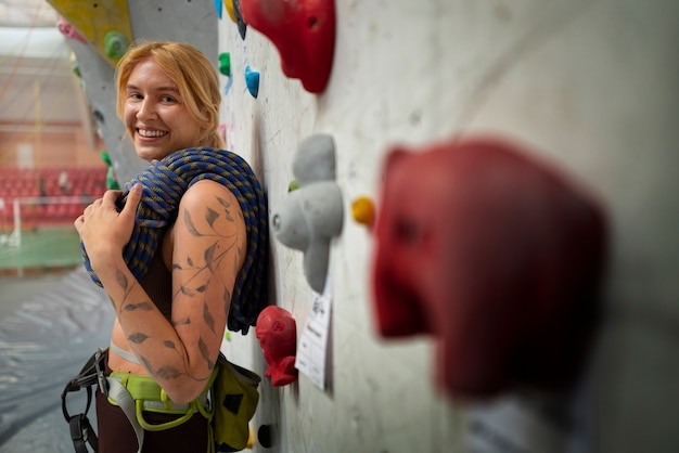 Foto gratuita donna del colpo medio pronta a scalare la parete