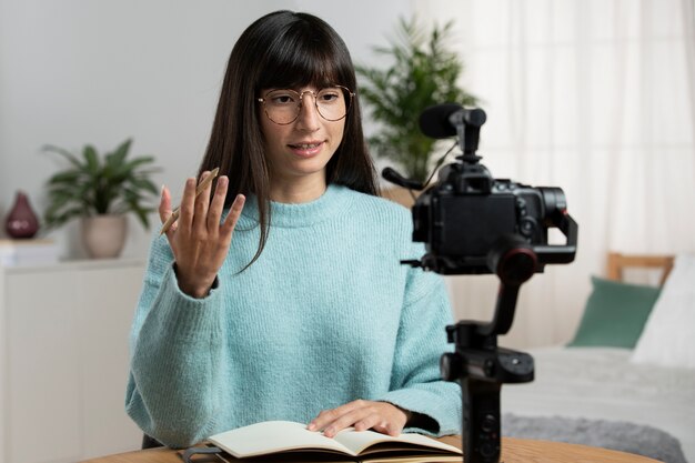 自分を録音するミディアムショットの女性