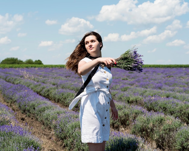 Colpo medio della donna che si rilassa in natura