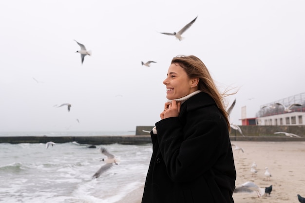 Foto gratuita donna del colpo medio che si rilassa al mare