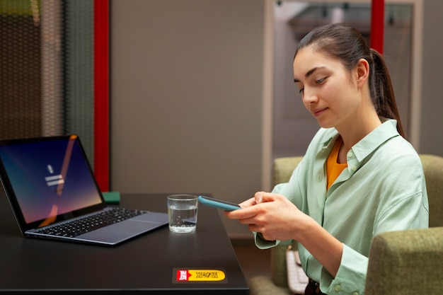 Free photo medium shot woman in restaurant