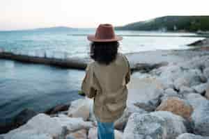 Free photo medium shot woman at seaside