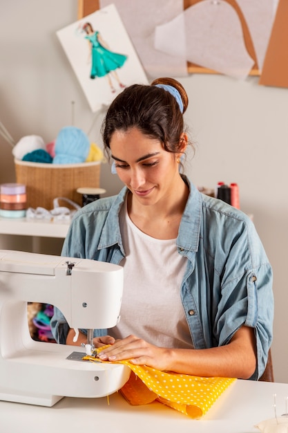 機械で縫うミディアムショットの女性