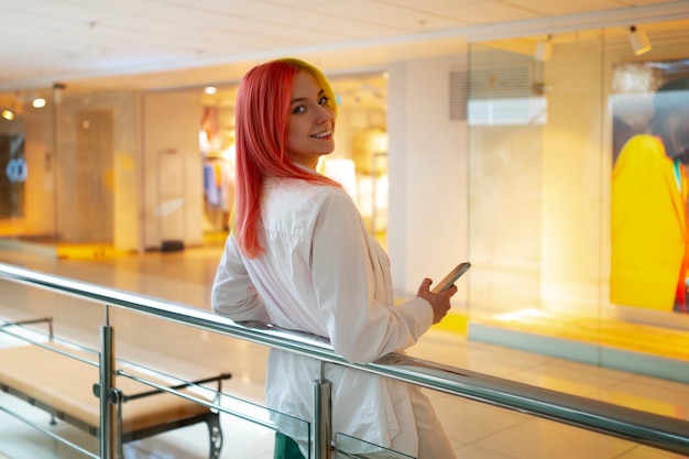 Foto gratuita donna del colpo medio che compera al centro commerciale