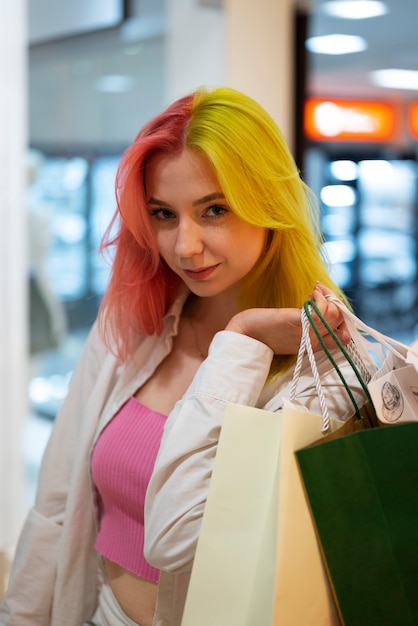 Женщина среднего роста делает покупки в торговом центре