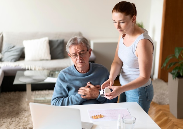 Free photo medium shot woman and sick man