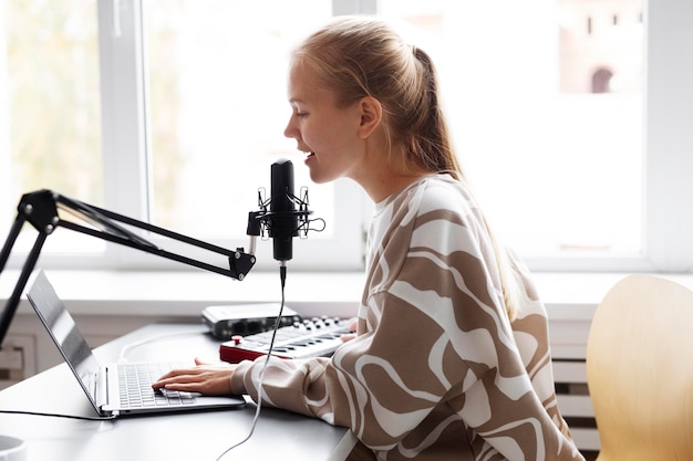 Free photo medium shot woman singing in microphone