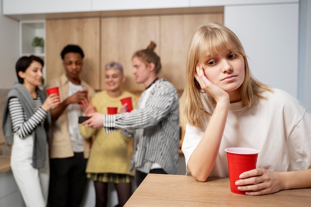 Foto gratuita donna del colpo medio che si siede da sola con la tazza