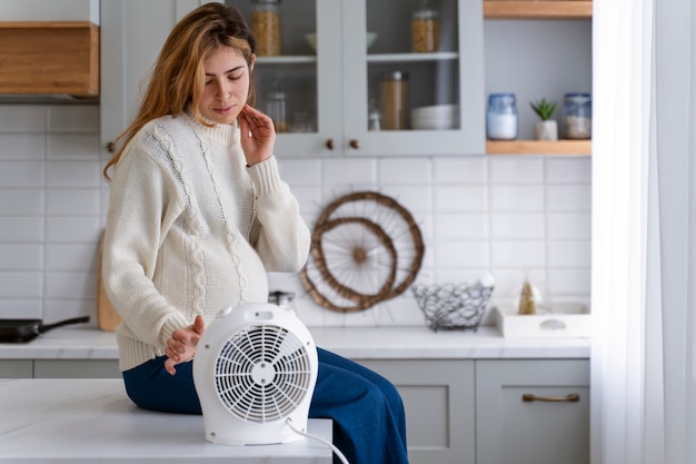 Free photo medium shot woman sitting on countertop