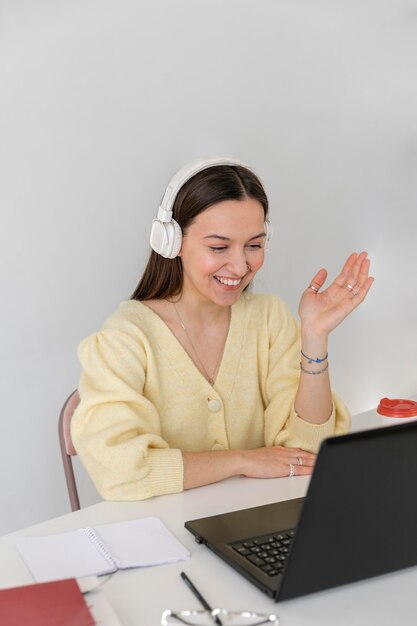 Free photo medium shot woman sitting at desk