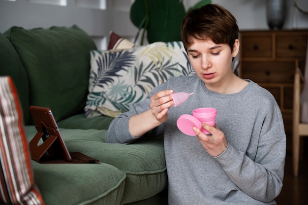 Free photo medium shot woman sitting on floor