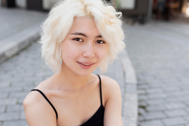 外で座っている中身の女性