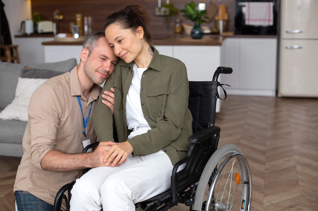 Foto gratuita donna del colpo medio che si siede in sedia a rotelle