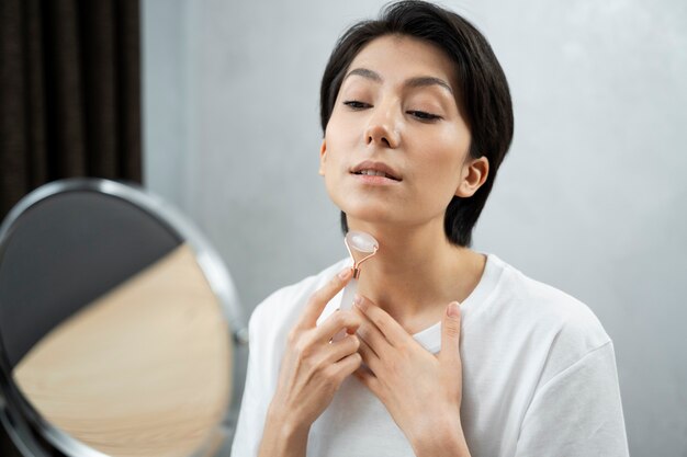 ミディアムショットの女性のスキンケアの概念