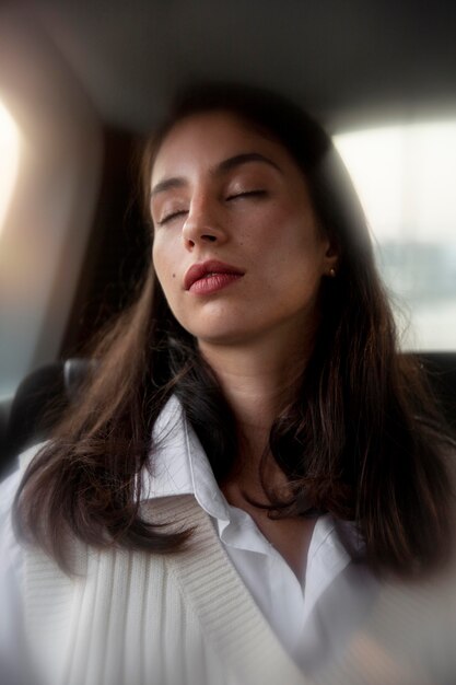 차에서 자고있는 미디엄 샷 여성