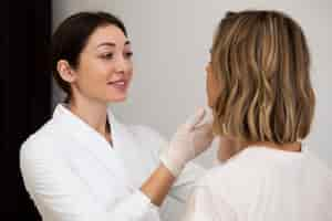 Free photo medium shot woman at smiley doctor's appointment