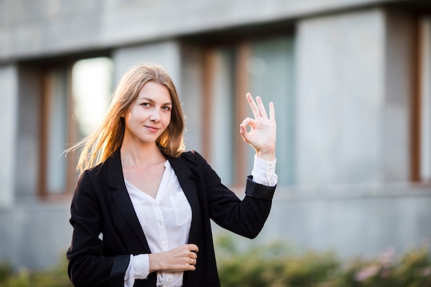 Foto gratuita donna del colpo medio che sorride e che mostra approvazione