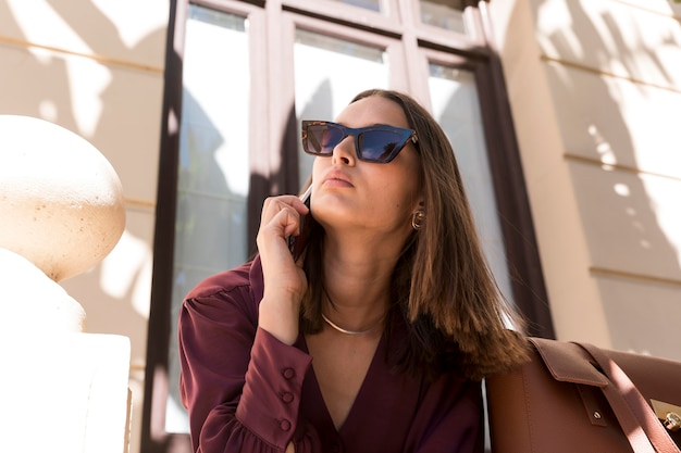 Foto gratuita donna del colpo medio che parla sul telefono