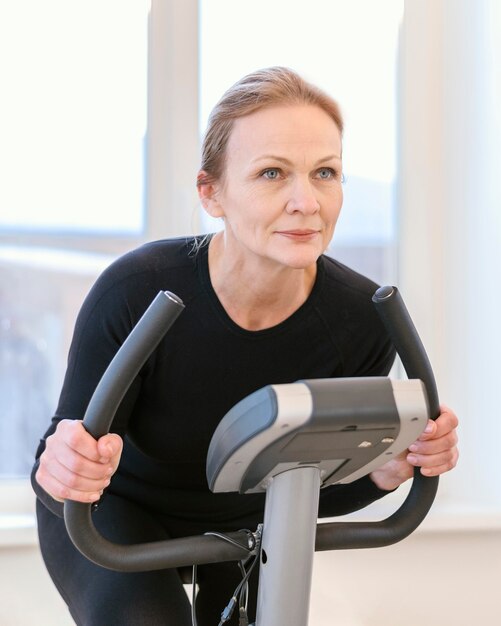 Medium shot woman on spin bike