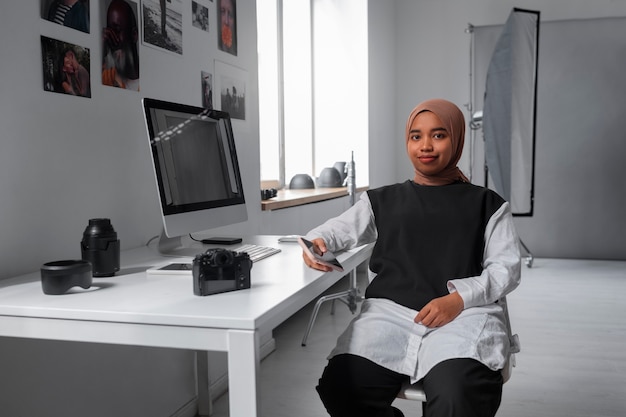 Free photo medium shot woman in studio