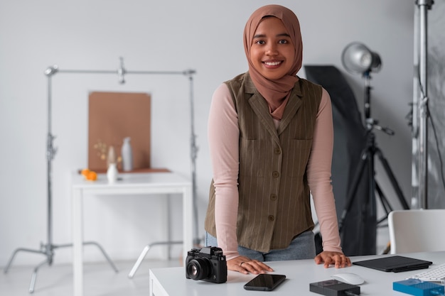 Foto gratuita donna del tiro medio in studio