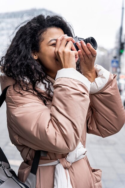 写真を撮るミディアムショットの女性