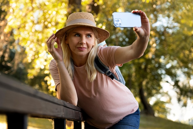 중간 샷 여자 야외에서 selfie을 복용