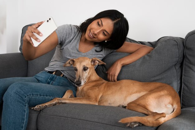 犬と一緒に自分撮りをしているミディアムショットの女性