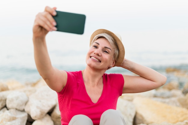 無料写真 selfieを取ってミディアムショットの女性