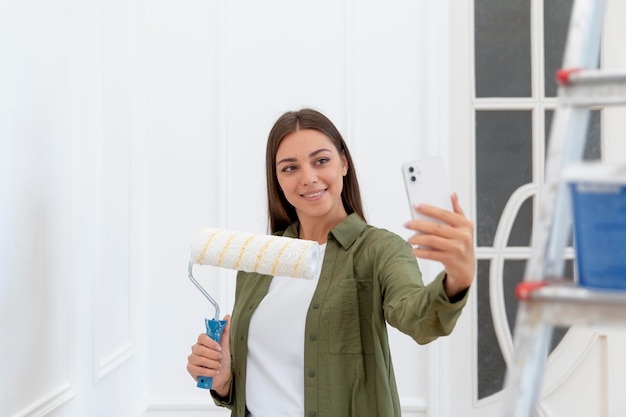 Donna del colpo medio che prende selfie