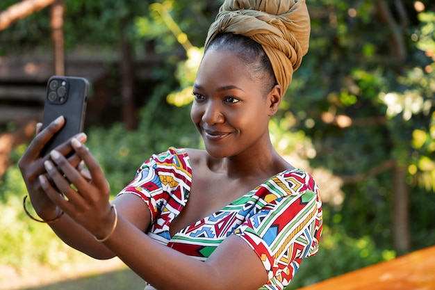 Foto gratuita donna del colpo medio che prende selfie