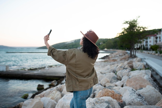 Free photo medium shot woman taking selfies