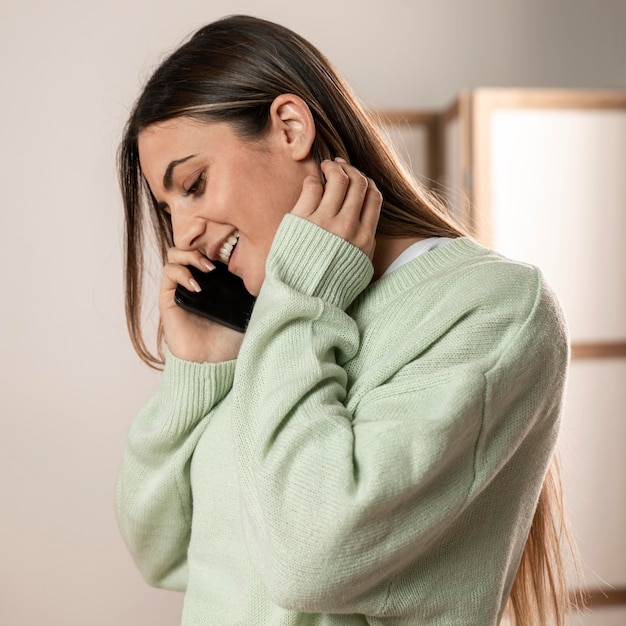 Free photo medium shot woman talking on phone