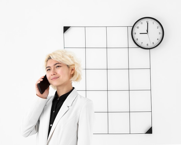 Free photo medium shot woman talking on phone