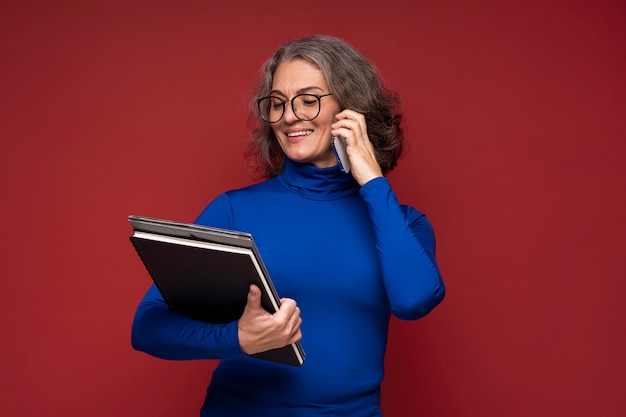 Free photo medium shot woman talking on phone