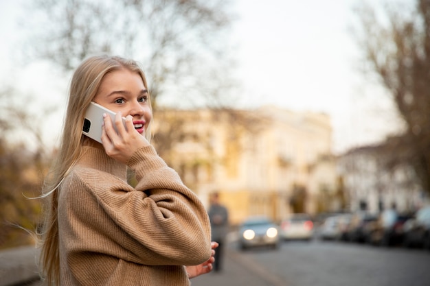 Foto gratuita donna del tiro medio che parla al telefono