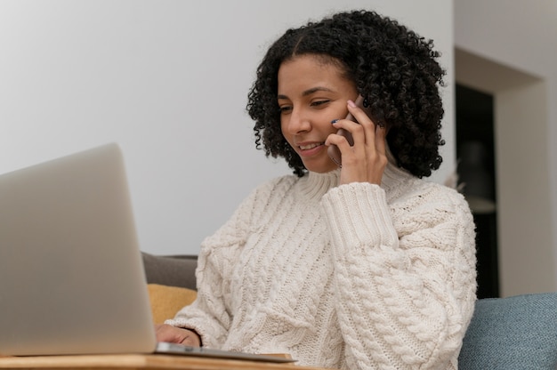 Donna del colpo medio che parla al telefono