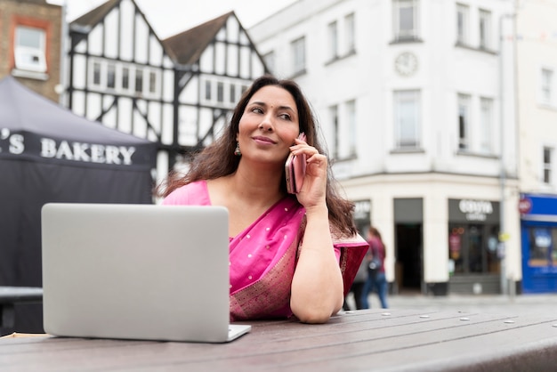 Free photo medium shot woman talking on phone