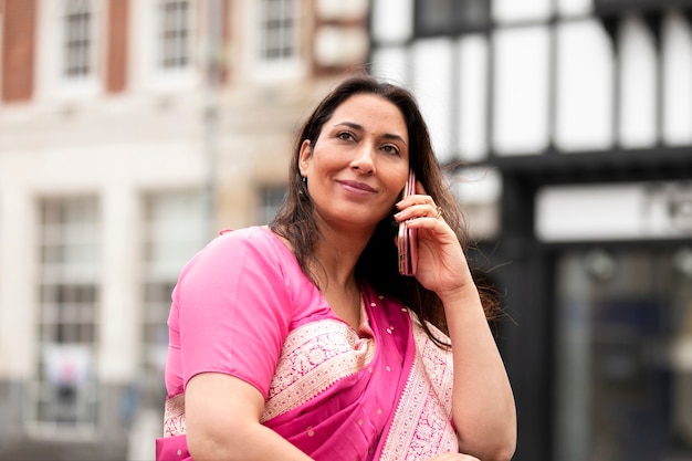 Free photo medium shot woman talking on phone