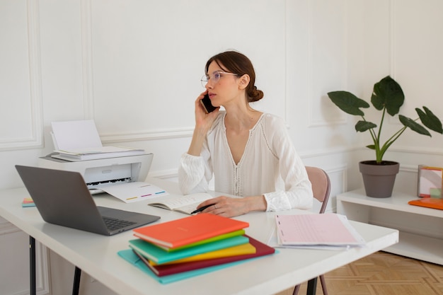 Foto gratuita donna del colpo medio che parla sul telefono