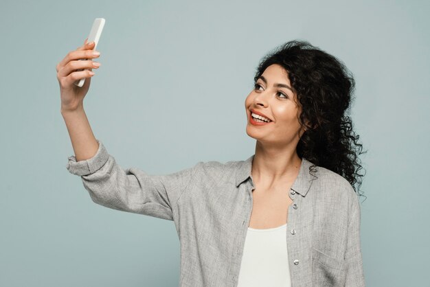 무료 사진 중간 샷 여자 토킹 selfie