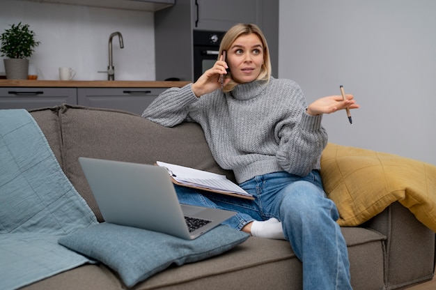 Foto gratuita telelavoro donna a tiro medio