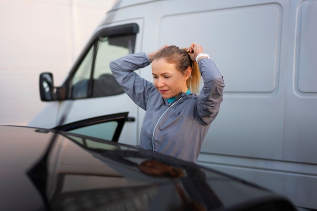 無料写真 ミディアムショットの女性が屋外でトレーニング